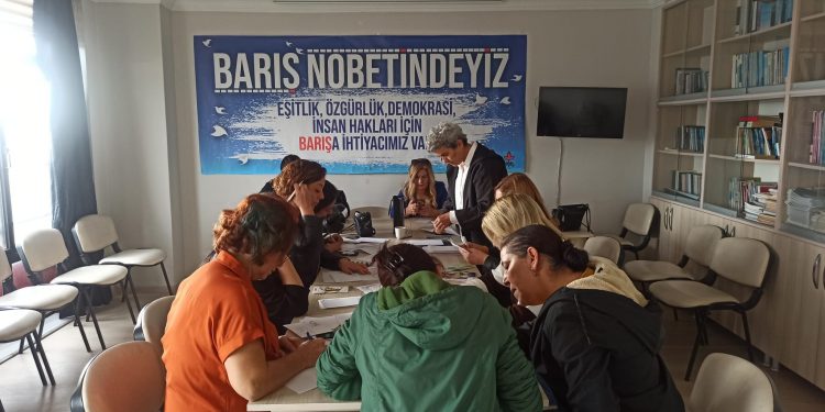 Tutuklu kadınlara kart gönderen kadınlar: İstanbul Sözleşmesinden vazgeçmiyoruz!