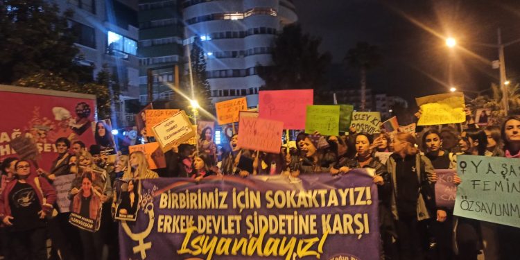 Mersin sokaklarını mora boyayan kadınlar ‘Jin jiyan azadi’ diye haykırdı