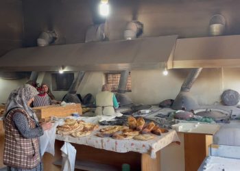 Kadınların tandırda pişirdiği binlerce ekmek depremzedelere ulaştırılıyor