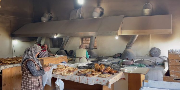 Kadınların tandırda pişirdiği binlerce ekmek depremzedelere ulaştırılıyor