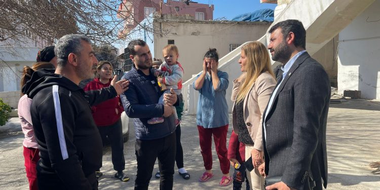 HDP Mersin İl Eşbaşkanları, depremzedeleri ziyaret etti