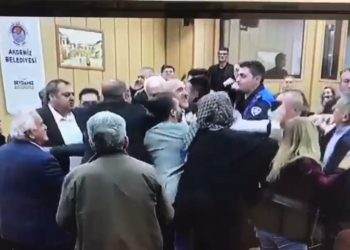 “Deprem” Akdeniz Belediye Meclisi’ni sarstı, kavga çıktı