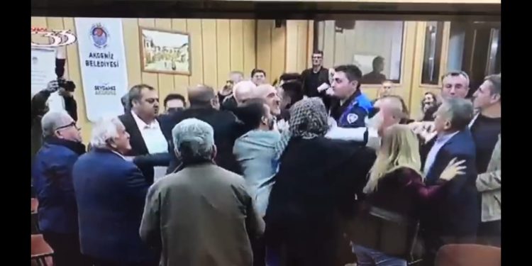“Deprem” Akdeniz Belediye Meclisi’ni sarstı, kavga çıktı