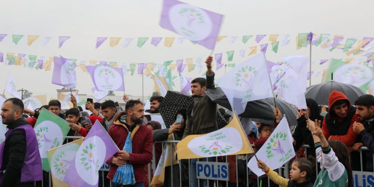 Mersin Newrozu’nda direniş şarkıları yükseliyor