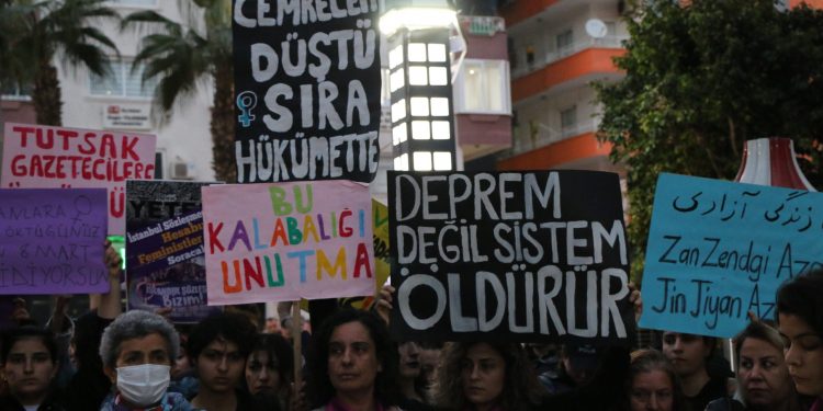Mersin’de kadınlar Feminist Gece Yürüyüşünde meydanları doldurdu