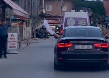 Mersin’de üniformalı polisten Yeşil Sol Parti konvoyuna ülkücü işareti
