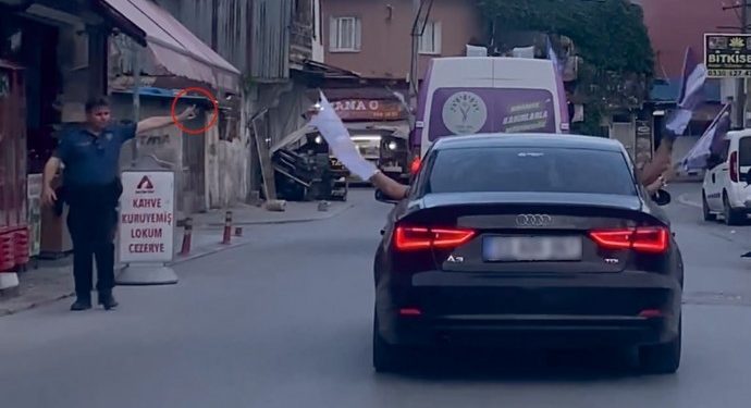 Mersin’de üniformalı polisten Yeşil Sol Parti konvoyuna ülkücü işareti