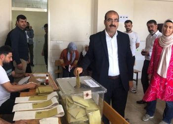 Yeşil Sol Parti Mersin Milletvekili adayı Mustafa Türk, oyunu kullandı