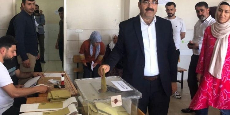 Yeşil Sol Parti Mersin Milletvekili adayı Mustafa Türk, oyunu kullandı