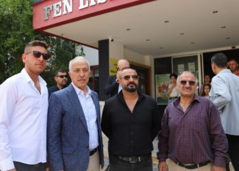 AKP’li belediye başkanı silahlı korumalarıyla sandıkları gezdi