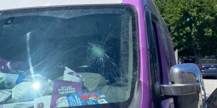 Tarsus’ta Yeşil Sol Parti’nin anons aracına ırkçı saldırı