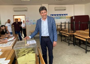 Yeşil Sol Parti Mersin 1. sıra milletvekili adayı Ali Bozan oyunu kullandı