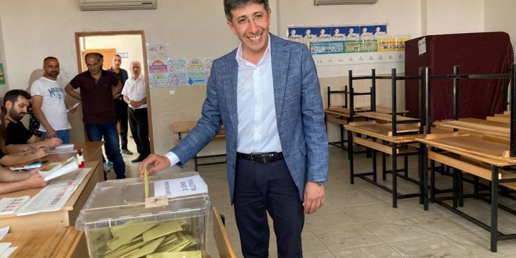 Yeşil Sol Parti Mersin 1. sıra milletvekili adayı Ali Bozan oyunu kullandı