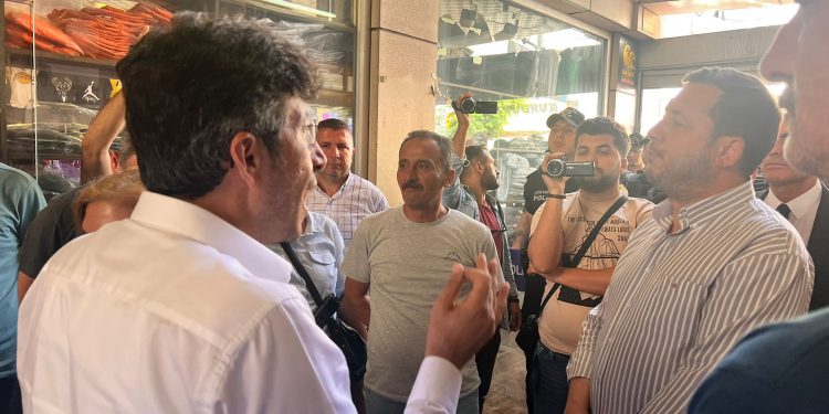 Mersin’de Rojava açıklamasına polis saldırdı: Polis vekil Bozan’a “sen kimsin?” dedi
