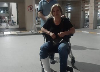 Açıklamada polisin saldırması sonucunda yaralanan İl Eşbaşkanı Kuş’un ayağı alçıya alındı