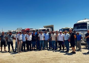 Mersin’de kamyon sürücüleri kontak kapattı