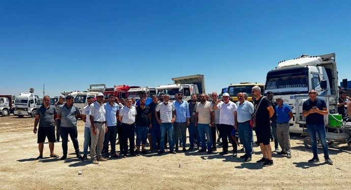 Mersin’de kamyon sürücüleri kontak kapattı