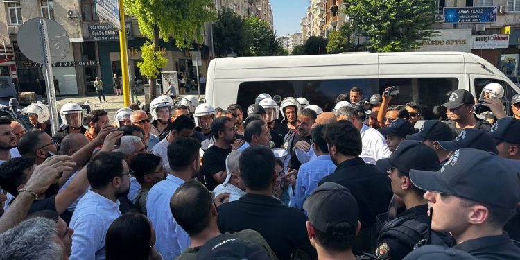 Mersin’de, KDP’nin saldırılarını protesto etmek isteyenlere polis müdahalesi