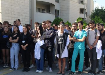 Mersin’de sağlık emekçileri isyan etti: Koruyamıyorsunuz, öldürülüyoruz