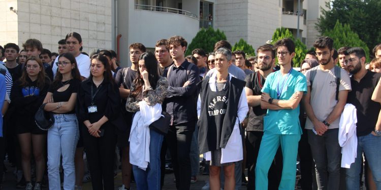 Mersin’de sağlık emekçileri isyan etti: Koruyamıyorsunuz, öldürülüyoruz