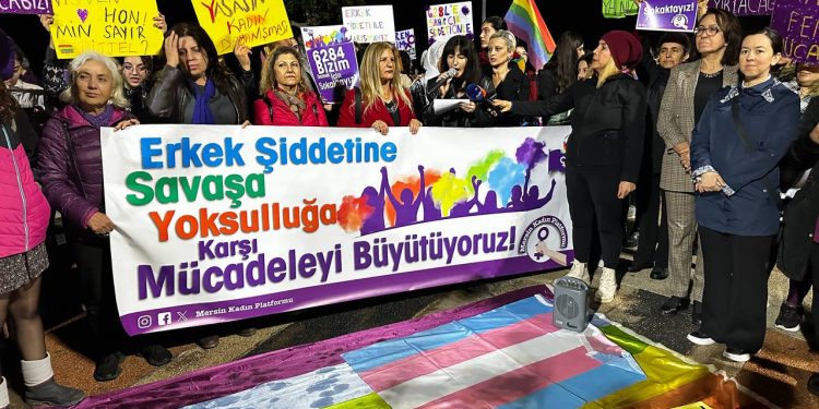 Kadınlar şiddete karşı Mersin’de sokaktaydı