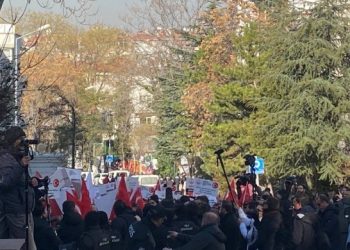 DEM Parti önünde provokasyon girişimi