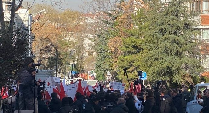 DEM Parti önünde provokasyon girişimi