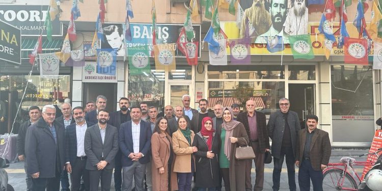 Sistem partilerindeki gibi koltuk savaşı yok yoldaşlık var: DEM Parti Akdeniz aday adayları birlikte hareket ediyor