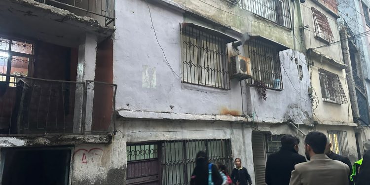 Milletvekili Ali Bozan AKP’nin seçmen hırsızlığını 119 seçmen kaydedilen evin önünde  teşhir etti