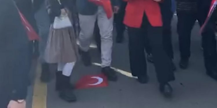 “Gültak Türk bayrağına bastı” haberine jet hızıyla erişim engeli getirildi