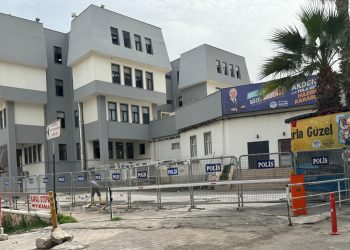 AKP’li Gültak, seçimlere 2 gün kala Akdeniz Belediyesi’ni kapattı