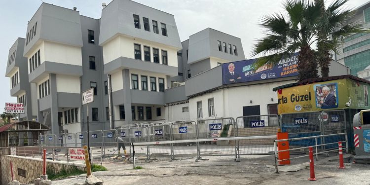 AKP’li Gültak, seçimlere 2 gün kala Akdeniz Belediyesi’ni kapattı