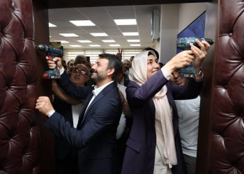 Akdeniz’de DEM Parti’li Eş Başkanlar makam kapısını söktü