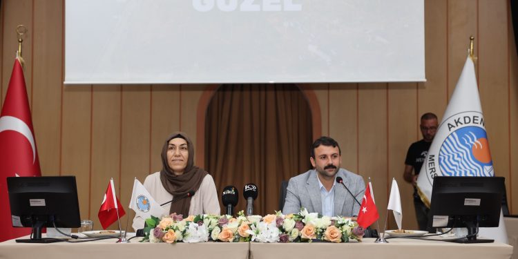 Akdeniz Belediye Eş Başkanı Sarıyıldız: Kapı kapı gezip kayyım dileniyorlar