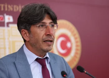 Milletvekili Bozan, Bakan Tekin’e: Okulların sorunlarını ya çözün ya da Akdeniz Belediyesi’nin hizmetine engel olmayın!